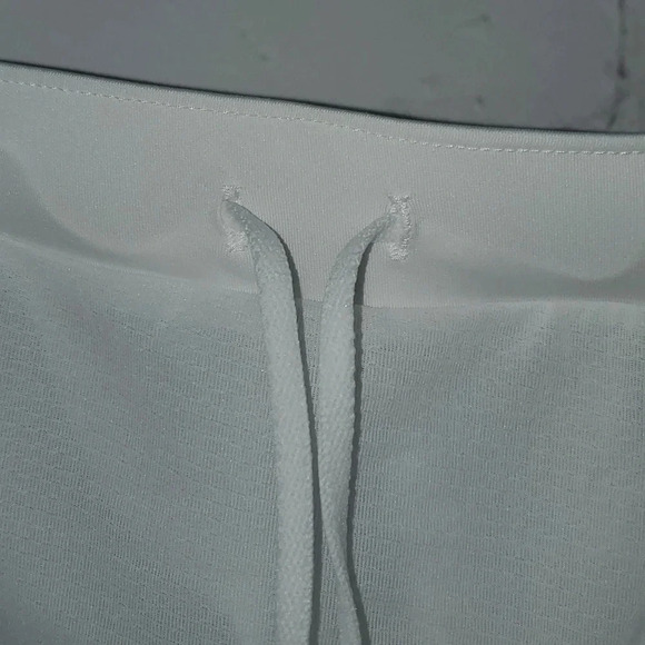 Under Armor Women's Loose White Athletic Running Shorts Size XL NWT - Picture 8 of 9
